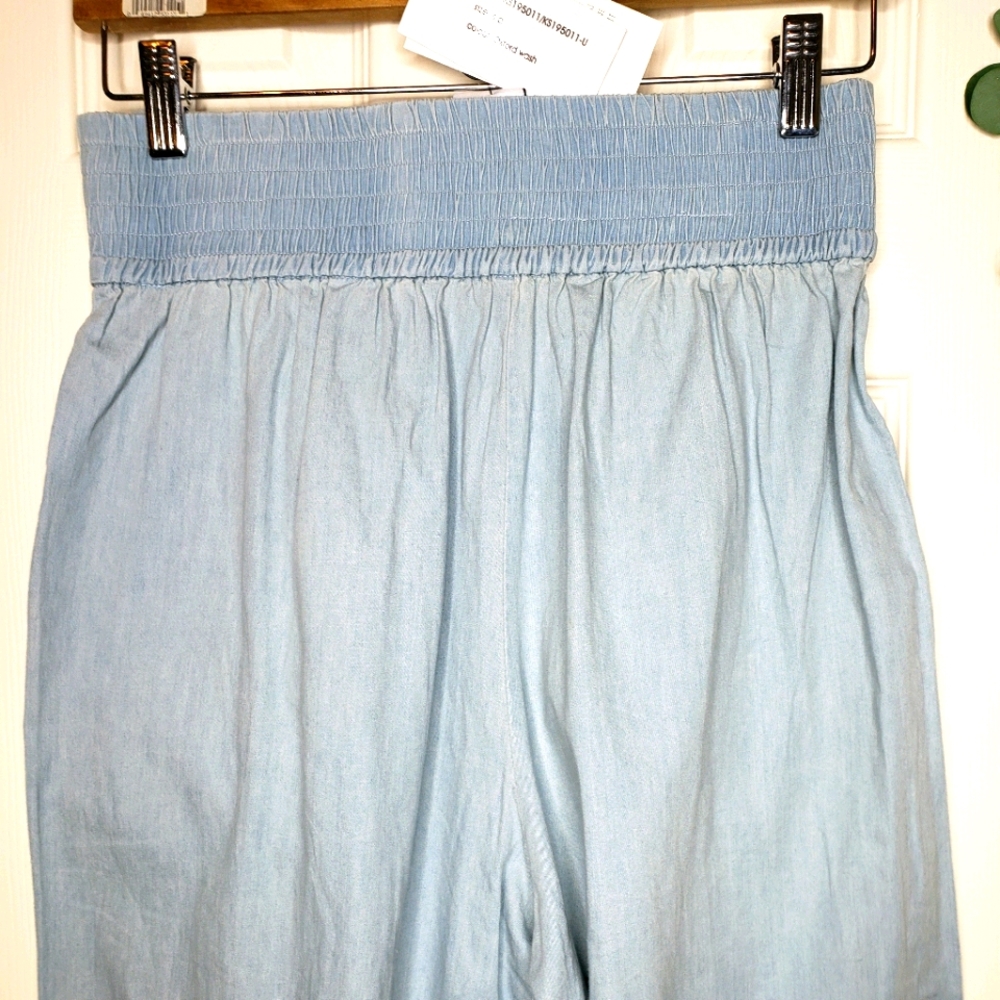 Hi waist chambray wide leg crop pant. Pull om with smock back waistband - Picture 6 of 6